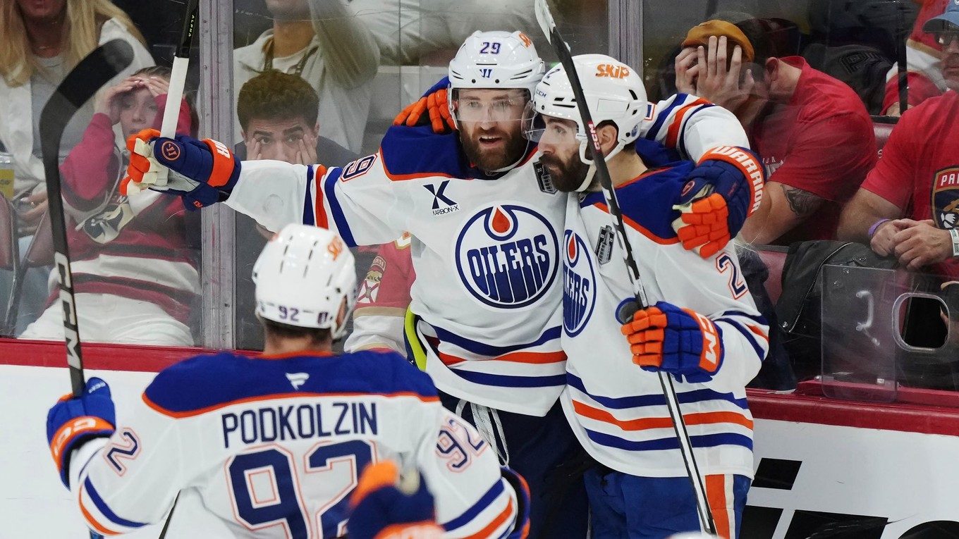 Hráči Edmontonu oslavujú víťazný gól