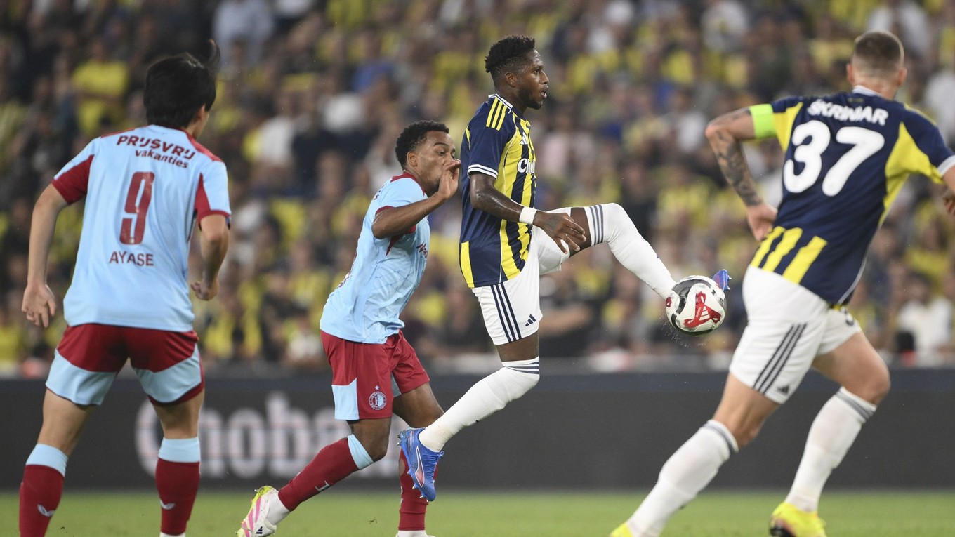 Kapitán Fenerbahce Milan Škriniar (vpravo), jeho spoluhráč Fred (druhý sprava) a futbalista Feyenoordu Quinten Timber(druhý zľava).