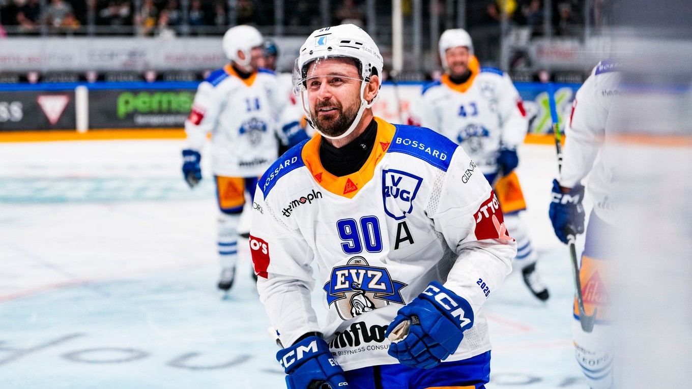 Tomáš Tatar oslavuje gól v drese EV Zug. 