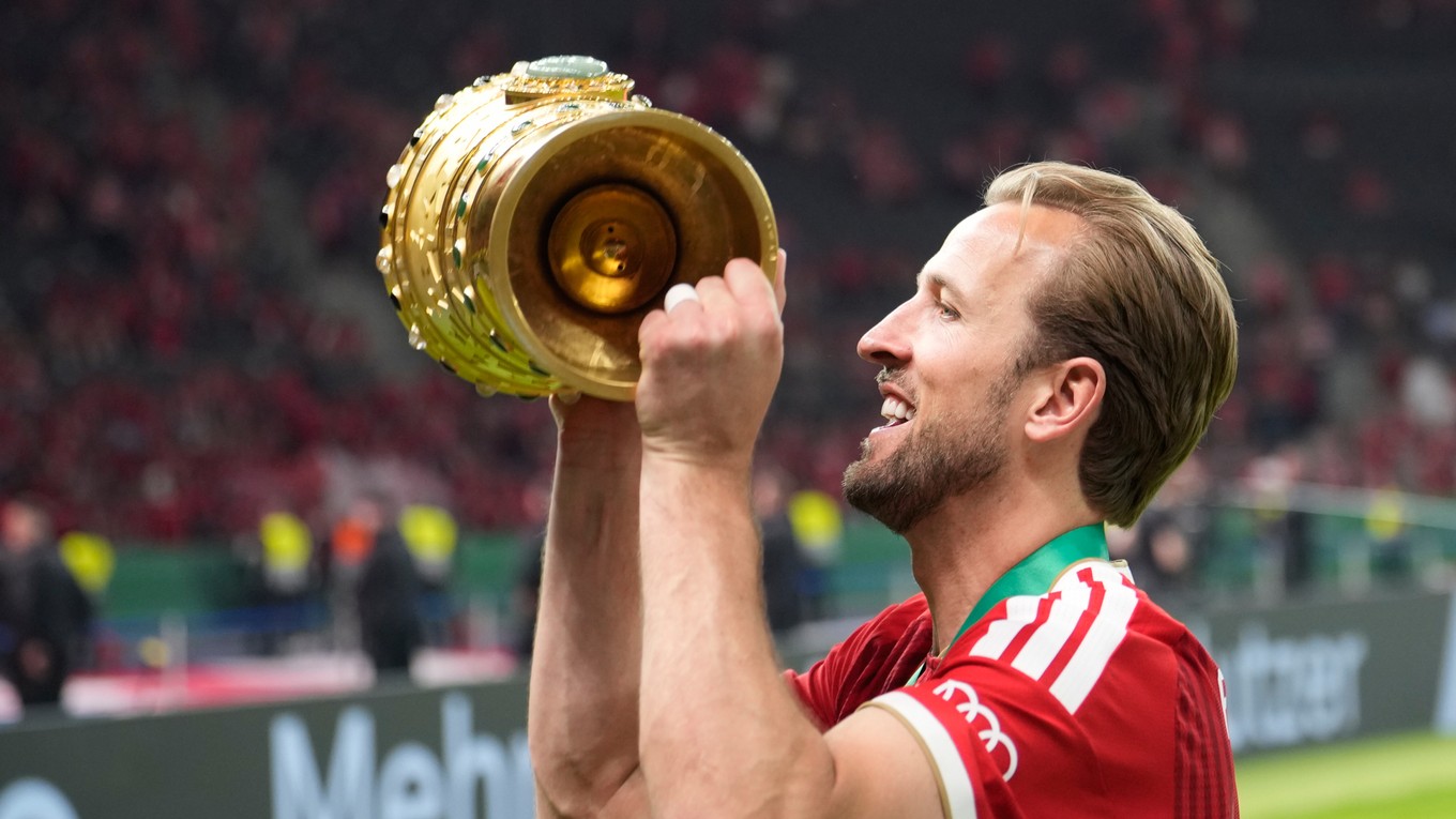 Harry Kane s trofejou pre víťaza Nemeckého pohára.