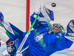 Lukáš Horák (Slovinsko) a kapitán Marek Hrivík (Slovensko) počas zápasu základnej B-skupiny Slovinsko - Slovensko.