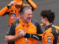 Lando Norris a šéf McLarenu Zak Brown po Veľkej cene Číny 2025.