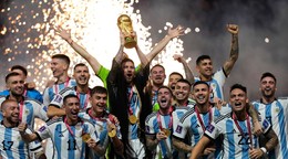 Futbalisti Argentíny oslavujú titul majstrov sveta.