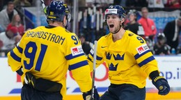 Carl Grundstrom a Adrian Kempe oslavujú gól v zápase Švédsko - Kanada na MS v hokeji 2024. 