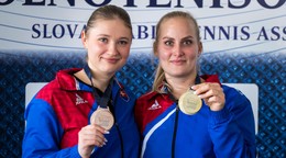 Tatiana Kukuľková a Barbora Balážová pózujú s medailami z ME 2024