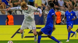 Nick Woltemade (Nemecko) a Lucien Agoume (Francúzsko) počas semifinále na majstrovstvách Európy hráčov do 21 rokov v Košiciach.