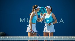 Slovenská tenistka Tereza Mihalíková (vľavo) s Britkou Oliviou Nichollsovou.