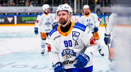 Tomáš Tatar oslavuje gól v drese EV Zug. 