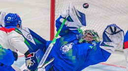 Lukáš Horák (Slovinsko) a kapitán Marek Hrivík (Slovensko) počas zápasu základnej B-skupiny Slovinsko - Slovensko.