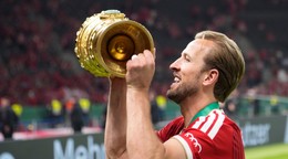 Harry Kane s trofejou pre víťaza Nemeckého pohára.