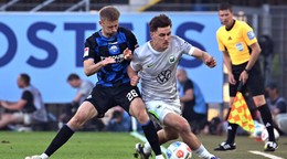 Futbalista Wolfsburgu Joakim Maehle (vpravo) a hráč Paderbornu Sebastian Klaas.
