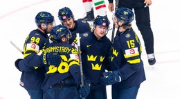 Hokejisti Švédska oslavujú gól proti Taliansku.