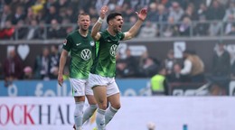 Hráči Wolfsburgu Denis Vavro (vľavo) a Konstantinos Koulierakis (vpravo)