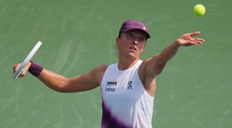 Poľská tenistka Iga Swiateková podáva v zápase proti Argentínčanke Nadii Podoroskej.