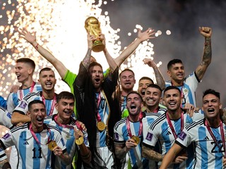 Futbalisti Argentíny oslavujú titul majstrov sveta.