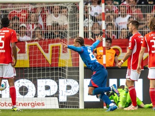 Xavi Simons (v strede) sa teší po strelenom góle v zápase Union Berlín - RB Lipsko.