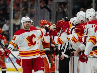 Hokejisti Calgary Flames oslavujú gól.