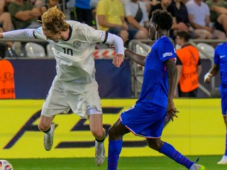 Nick Woltemade (Nemecko) a Lucien Agoume (Francúzsko) počas semifinále na majstrovstvách Európy hráčov do 21 rokov v Košiciach.