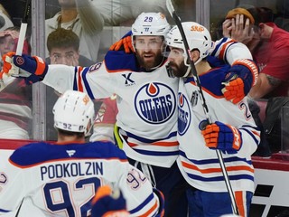 Hráči Edmontonu oslavujú víťazný gól