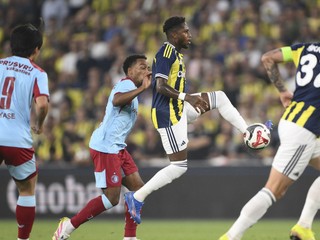 Kapitán Fenerbahce Milan Škriniar (vpravo), jeho spoluhráč Fred (druhý sprava) a futbalista Feyenoordu Quinten Timber(druhý zľava).