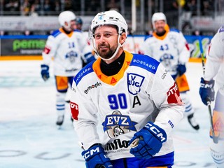 Tomáš Tatar oslavuje gól v drese EV Zug. 