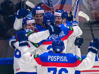 Martin Pospíšil (76), jeho brat Kristián Pospíšil (22), Oliver Okuliar (8) a Luka Radivojevič (26) sa tešia z úvodného gólu, ktorý strelil ich spoluhráč Martin Chromiak  (88, všetci Slovensko) počas zápasu základnej B-skupiny Dánsko - Slovensko.