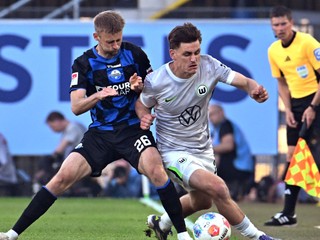 Futbalista Wolfsburgu Joakim Maehle (vpravo) a hráč Paderbornu Sebastian Klaas.