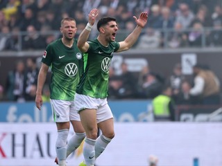 Hráči Wolfsburgu Denis Vavro (vľavo) a Konstantinos Koulierakis (vpravo)