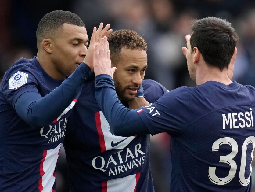 Kylian Mbappé, Neymar a Lionel Messi ako spoluhráči v PSG.