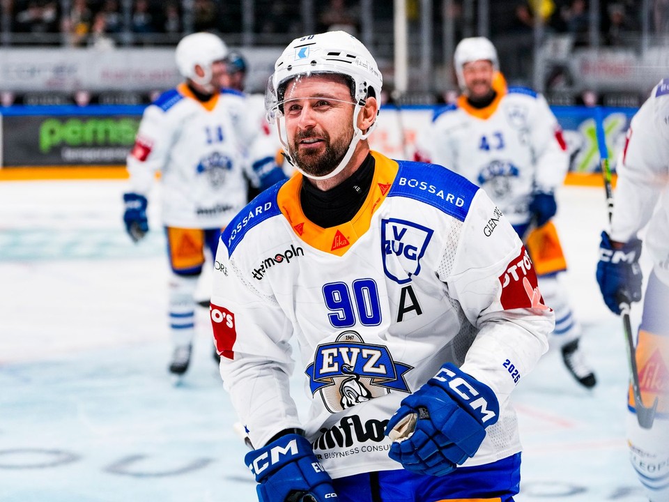 Tomáš Tatar oslavuje gól v drese EV Zug. 