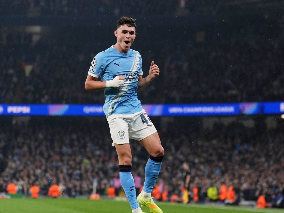 Phil Foden oslavuje gól.