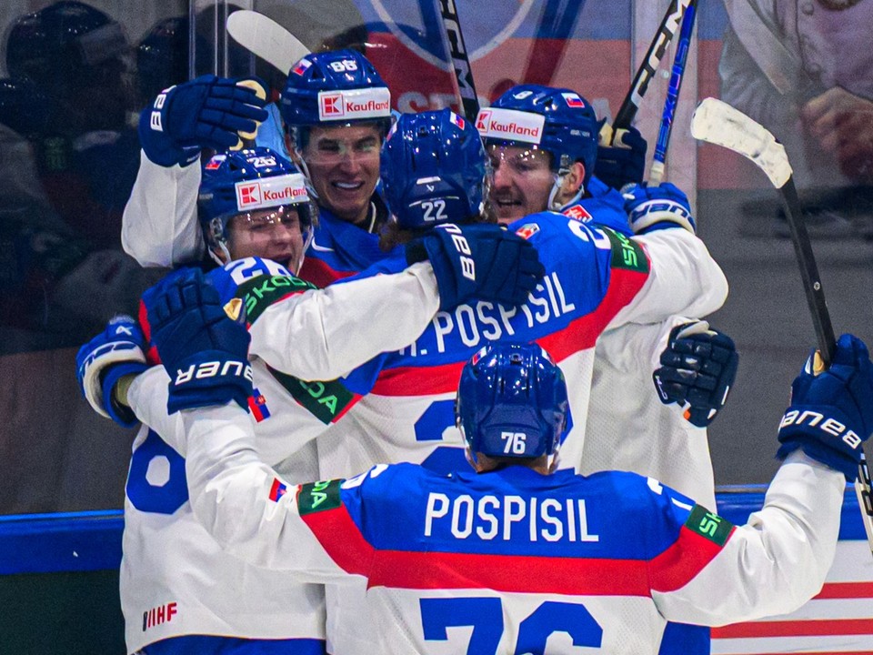 Martin Pospíšil (76), jeho brat Kristián Pospíšil (22), Oliver Okuliar (8) a Luka Radivojevič (26) sa tešia z úvodného gólu, ktorý strelil ich spoluhráč Martin Chromiak (88, všetci Slovensko) počas zápasu základnej B-skupiny Dánsko - Slovensko.