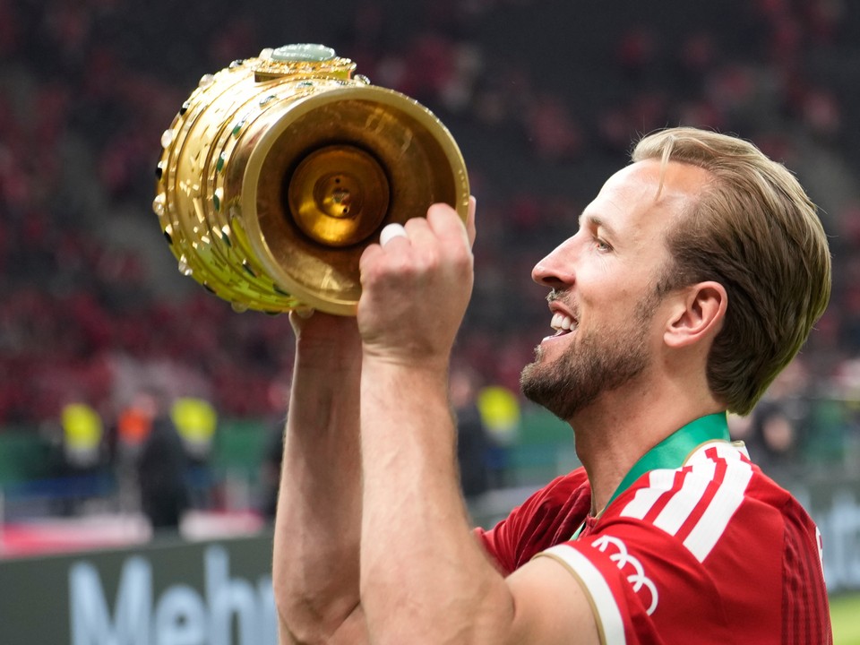 Harry Kane s trofejou pre víťaza Nemeckého pohára.