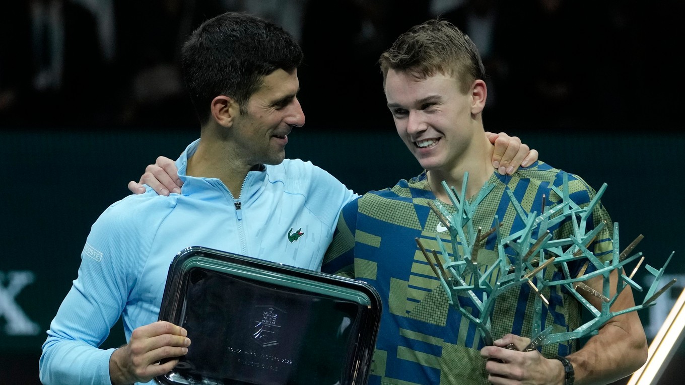 Novak Djokovič a Holger Rune po finále turnaja ATP Masters v Paríži 2022.