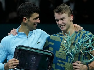 Novak Djokovič a Holger Rune po finále turnaja ATP Masters v Paríži 2022.