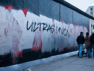 Fanúšikovia Feyenoord Rotterdam napísali v Berlíne an stenu nápis Feyenoord. Priaznivci Unionu ho zamaľovali a dopísali Ultras Union.