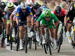 Mark Cavendish v cieli 10. etapy na Tour de France 2021.