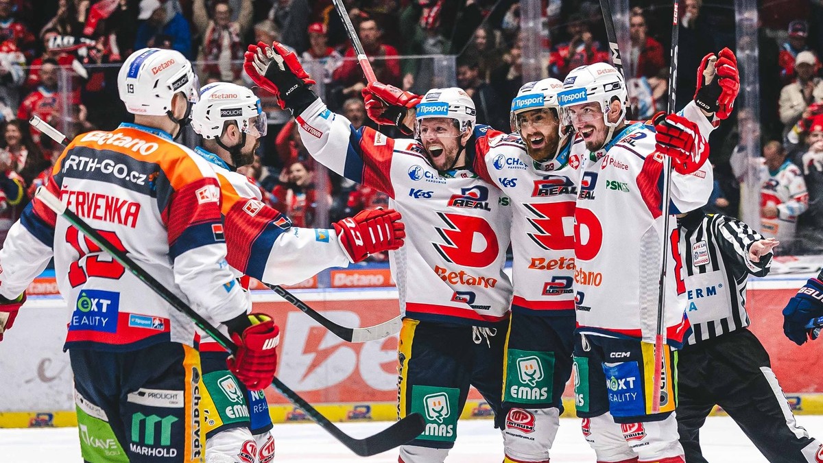 Hokejisti Pardubíc oslavujú