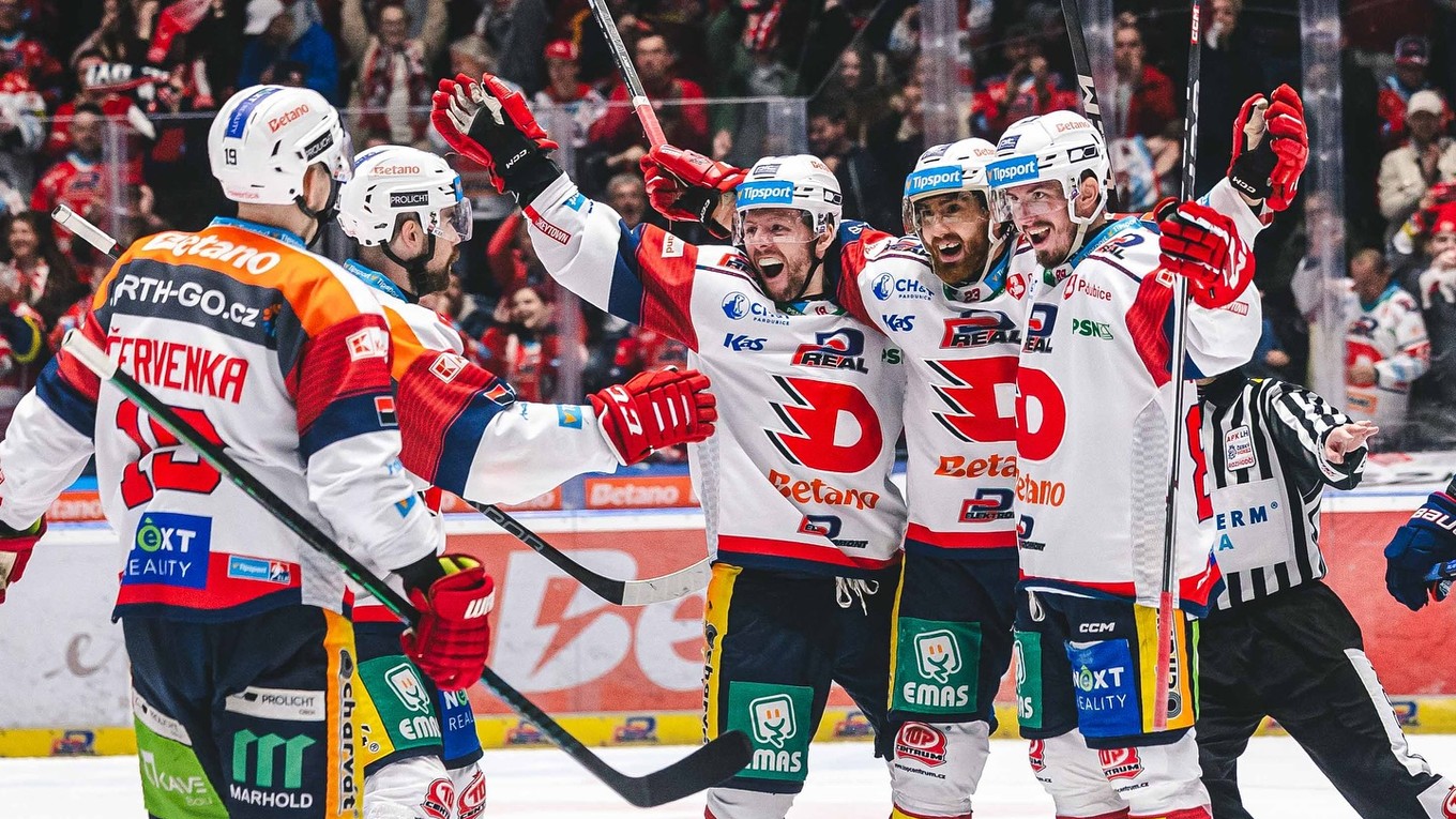Hokejisti Pardubíc oslavujú