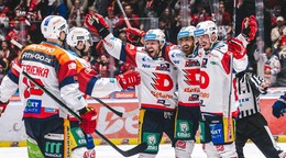Hokejisti Pardubíc oslavujú