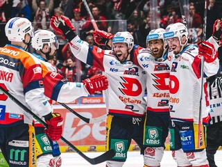 Hokejisti Pardubíc oslavujú