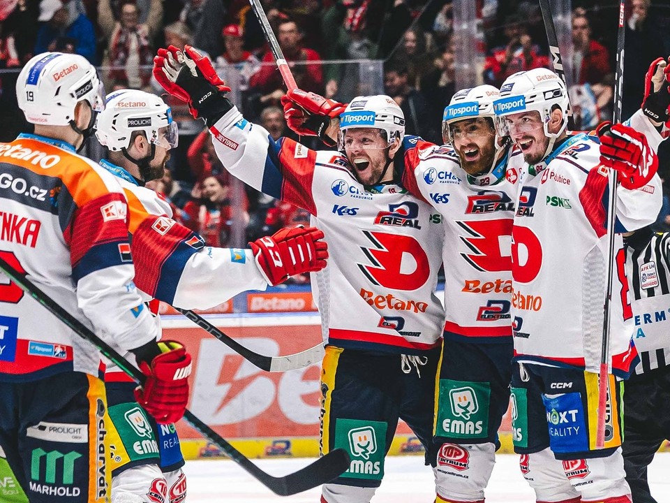 Hokejisti Pardubíc oslavujú