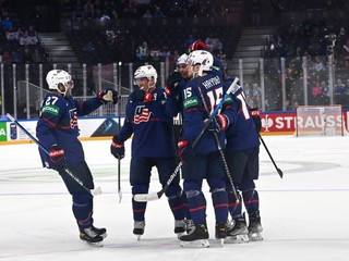 Hokejisti USA sa tešia z gólu v zápase proti Lotyšsku. 