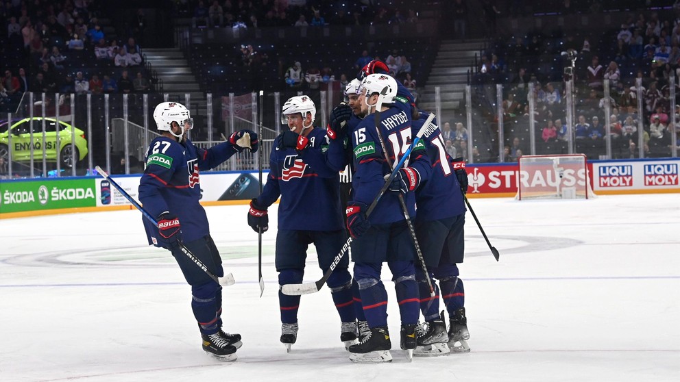 Hokejisti USA sa tešia z gólu v zápase proti Lotyšsku. 