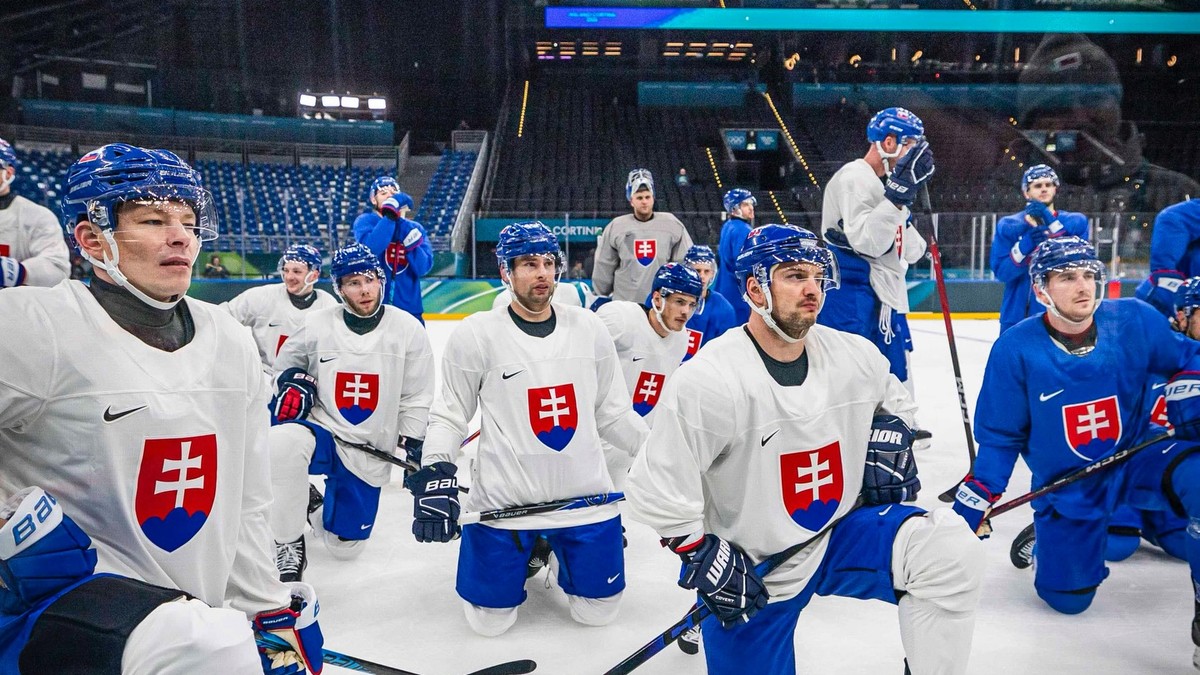 Slovenskí hokejisti počas tréningu na ZOH 2026.