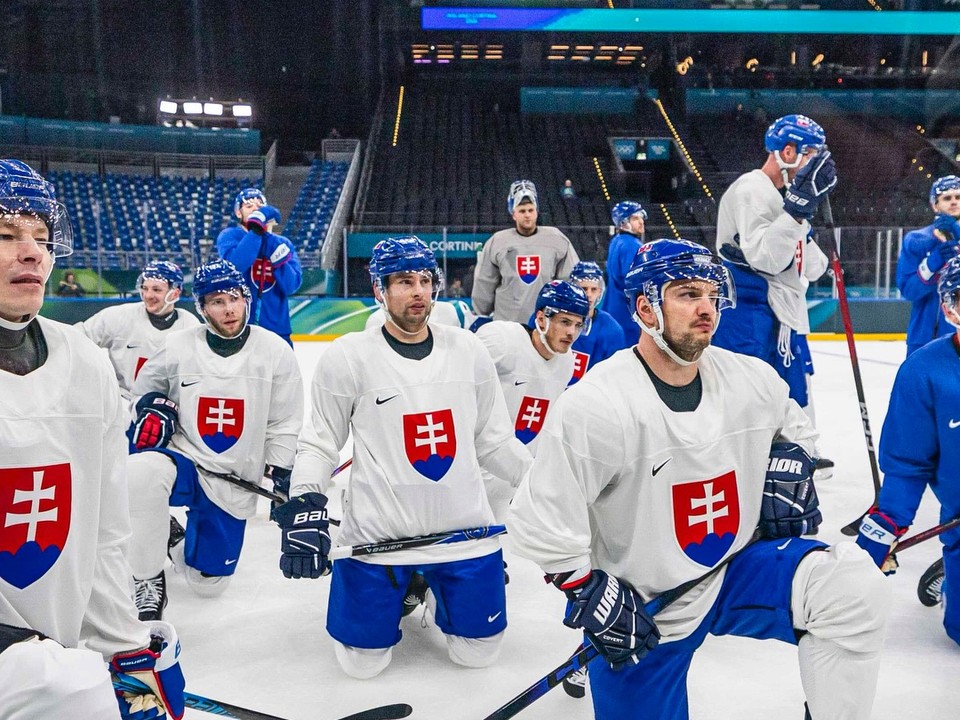 Slovenskí hokejisti počas tréningu na ZOH 2026.