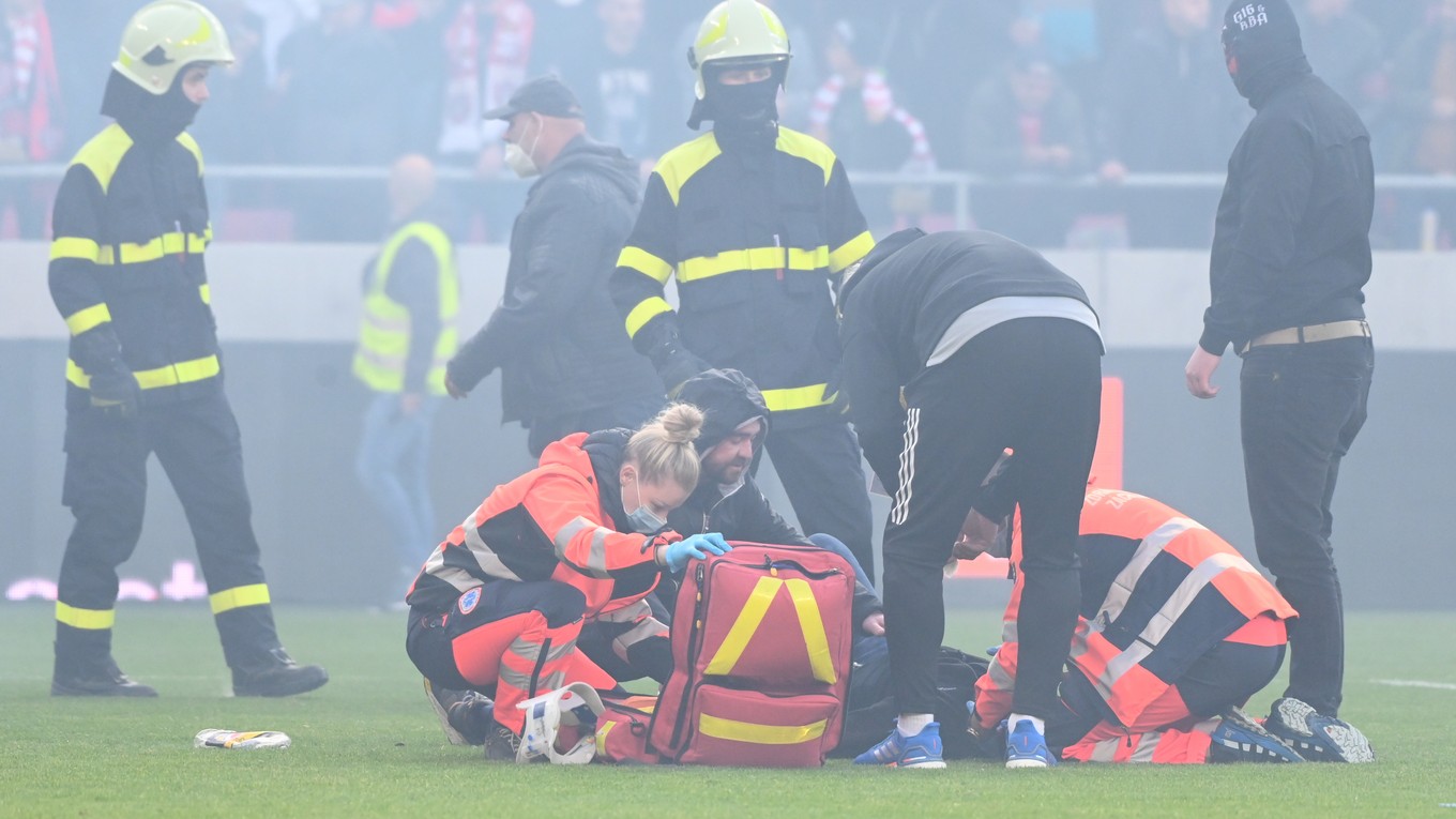 Posledné stretnutie dvoch odvekých rivalov narušili výtržnosti fanúšikov.