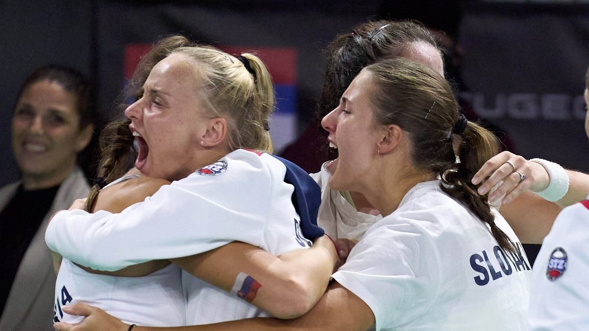 Slovenky sa tešia z triumfu nad USA (zľava Tereza Mihalíková, Rebecca Šramková, Renáta Jamrichová a Viktória Hrunčáková)