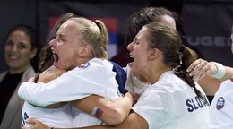 Slovenky sa tešia z triumfu nad USA (zľava Tereza Mihalíková, Rebecca Šramková, Renáta Jamrichová a Viktória Hrunčáková)