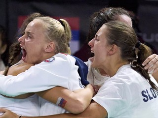 Slovenky sa tešia z triumfu nad USA (zľava Tereza Mihalíková, Rebecca Šramková, Renáta Jamrichová a Viktória Hrunčáková)